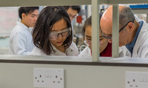 Female students working in the Sackville Street dye labs