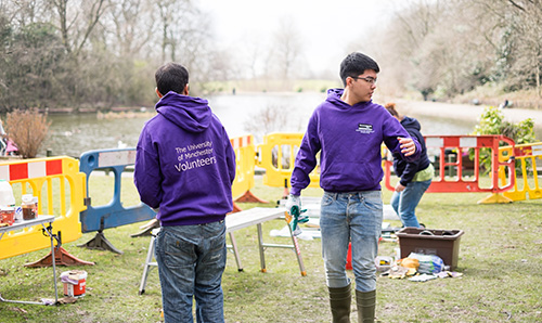 Students volunteering in Whitworth Park